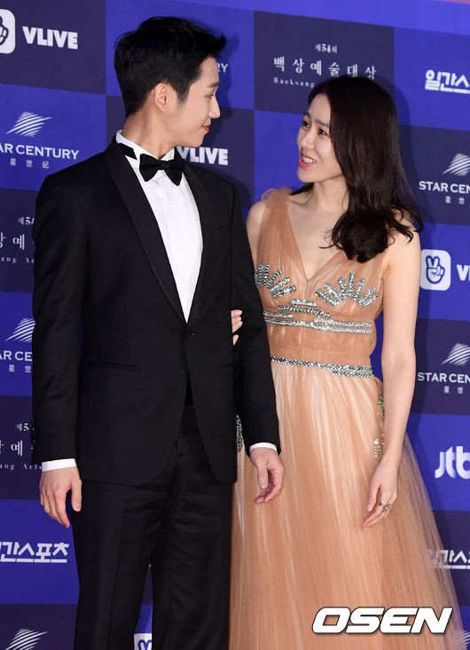 Thảm đỏ Baeksang 2018: Ngập tràn mỹ nhân, Chị Đẹp Son Ye Jin tình tứ nắm tay trai trẻ